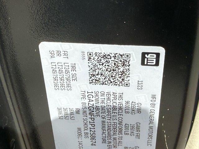 2023 Chevrolet Express Passenger 3500 1LS