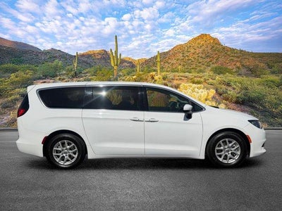 2022 Chrysler Voyager LX