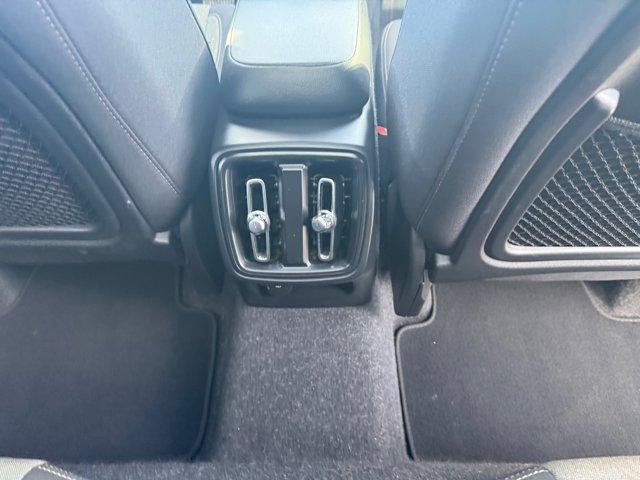 2024 Volvo XC40 Core Bright Theme