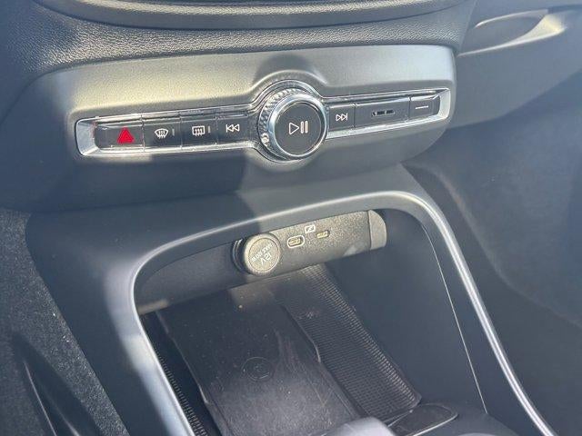 2024 Volvo XC40 Core Bright Theme