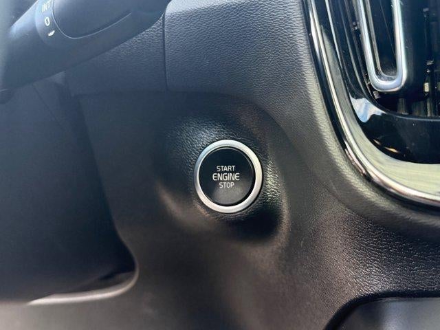 2024 Volvo XC40 Core Bright Theme