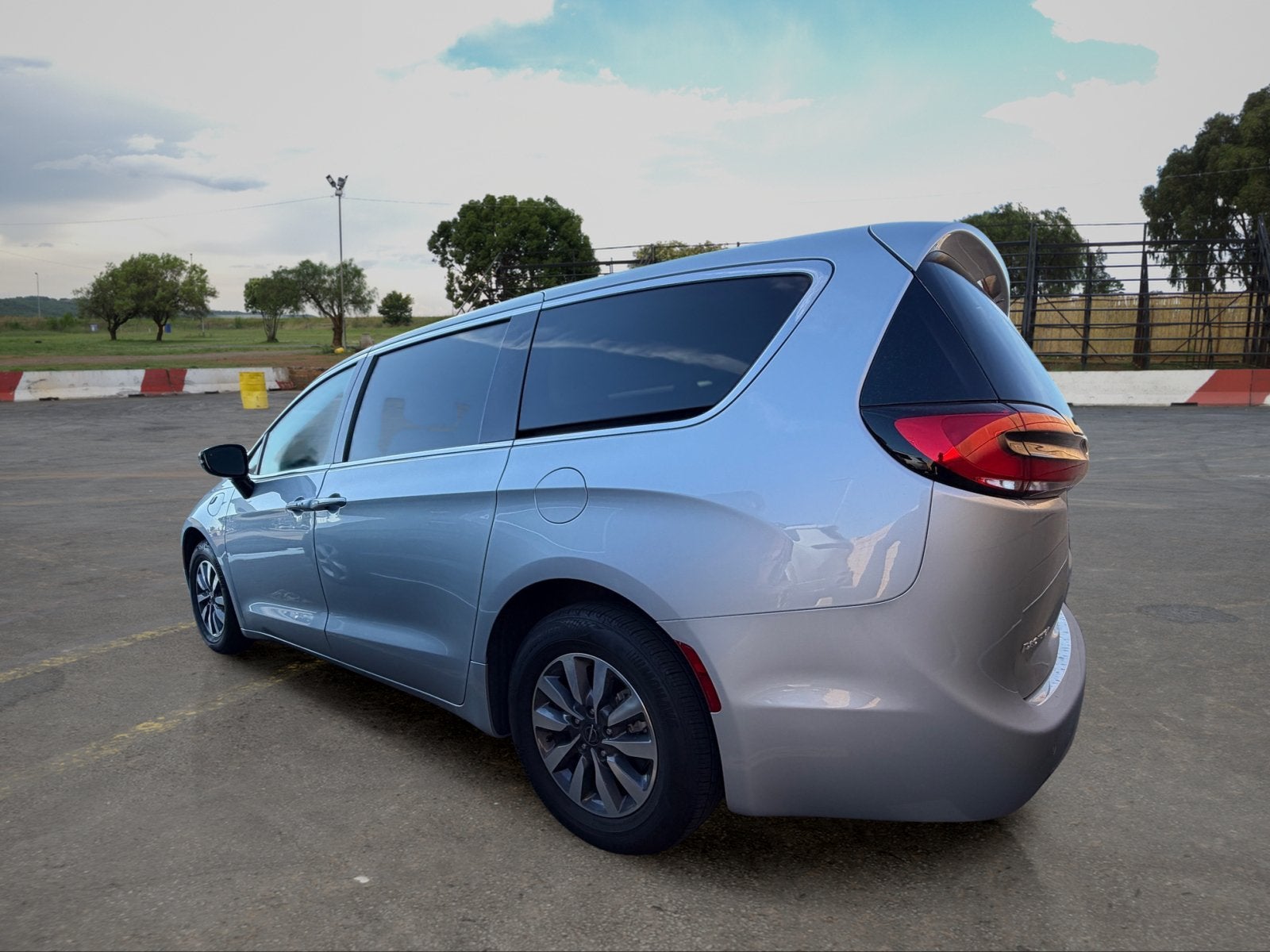 2024 Chrysler Pacifica Hybrid Select