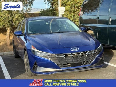 2022 Hyundai Elantra SEL w/ Convenience + Premium Package
