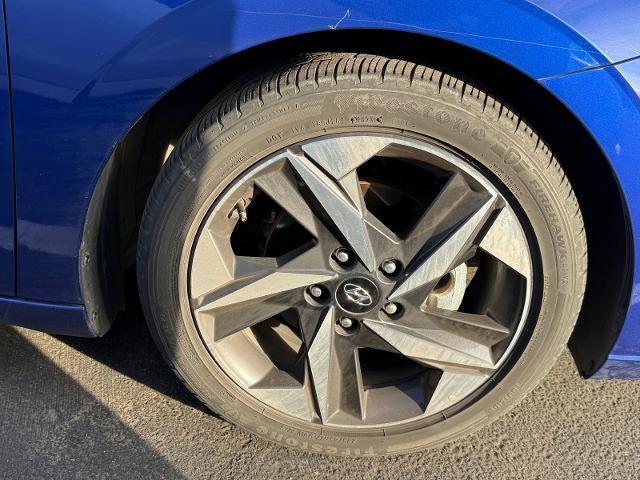 2022 Hyundai Elantra SEL w/ Convenience + Premium Package