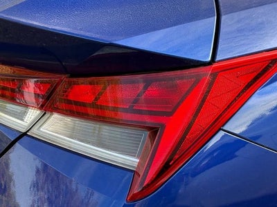 2022 Hyundai Elantra SEL w/ Convenience + Premium Package