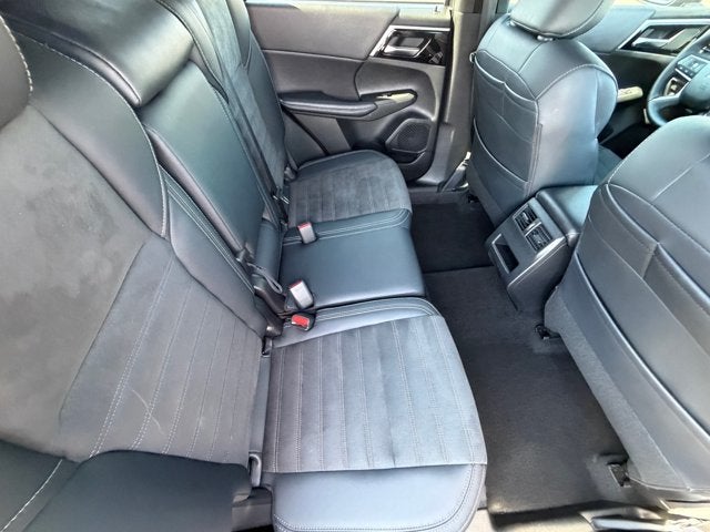 2024 Mitsubishi Outlander Base